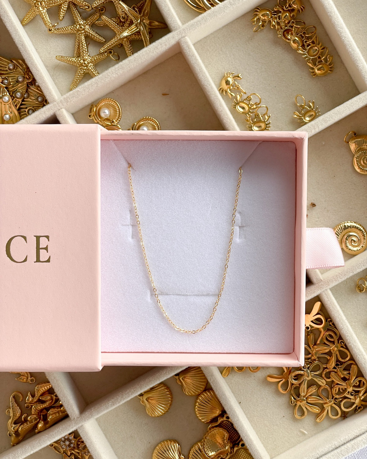 Emma chain necklace in 18k gold, in a Marice gift box