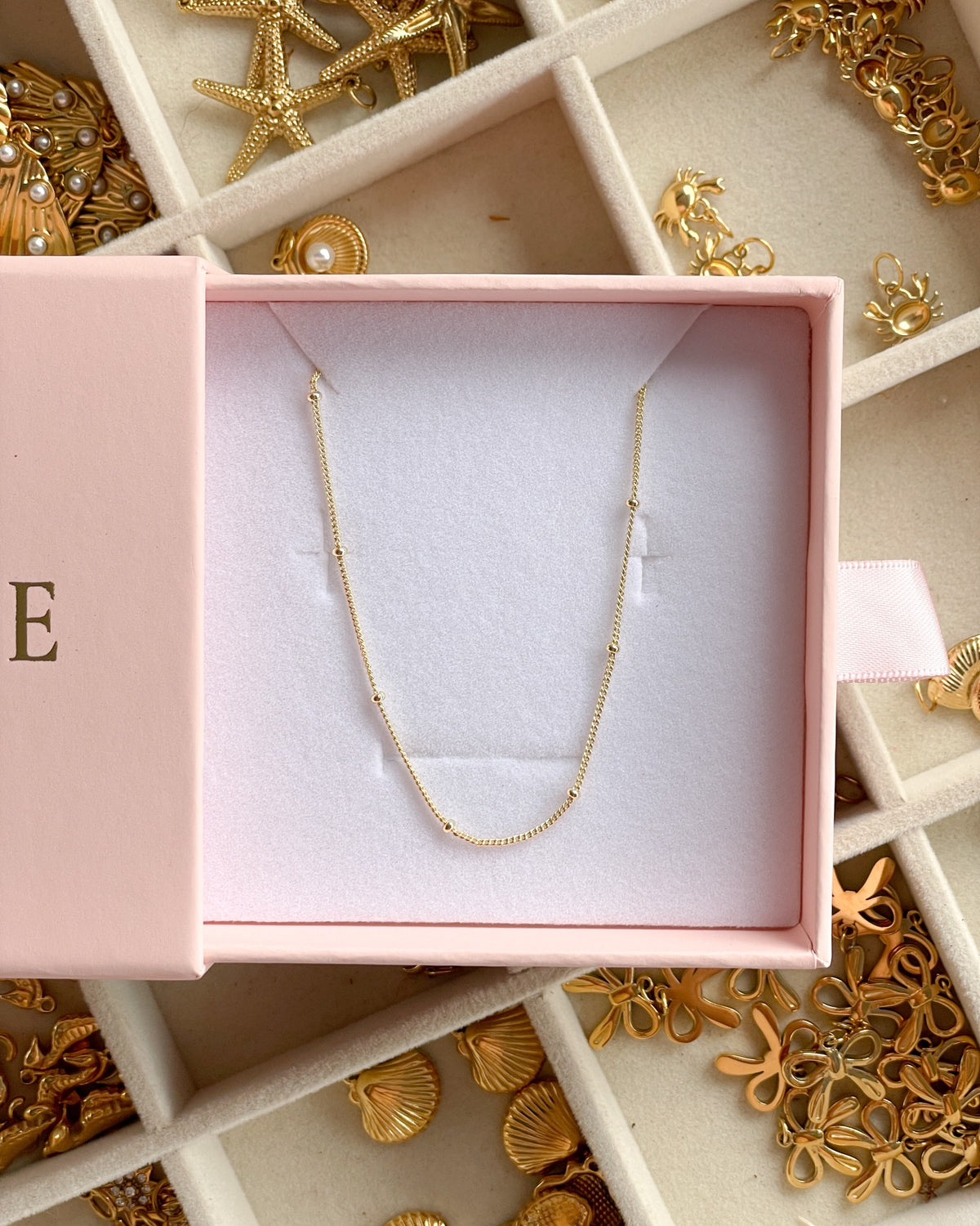 Rose chain necklace in 18k gold, in a Marice gift box