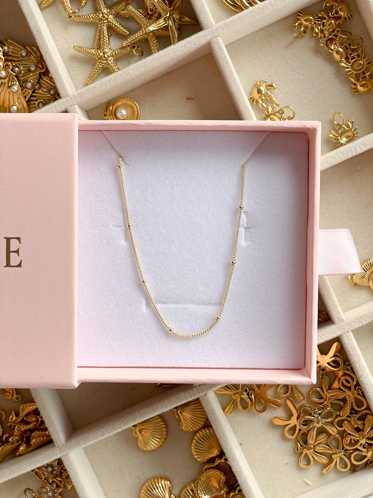 Rose chain necklace in 18k gold, in a Marice gift box