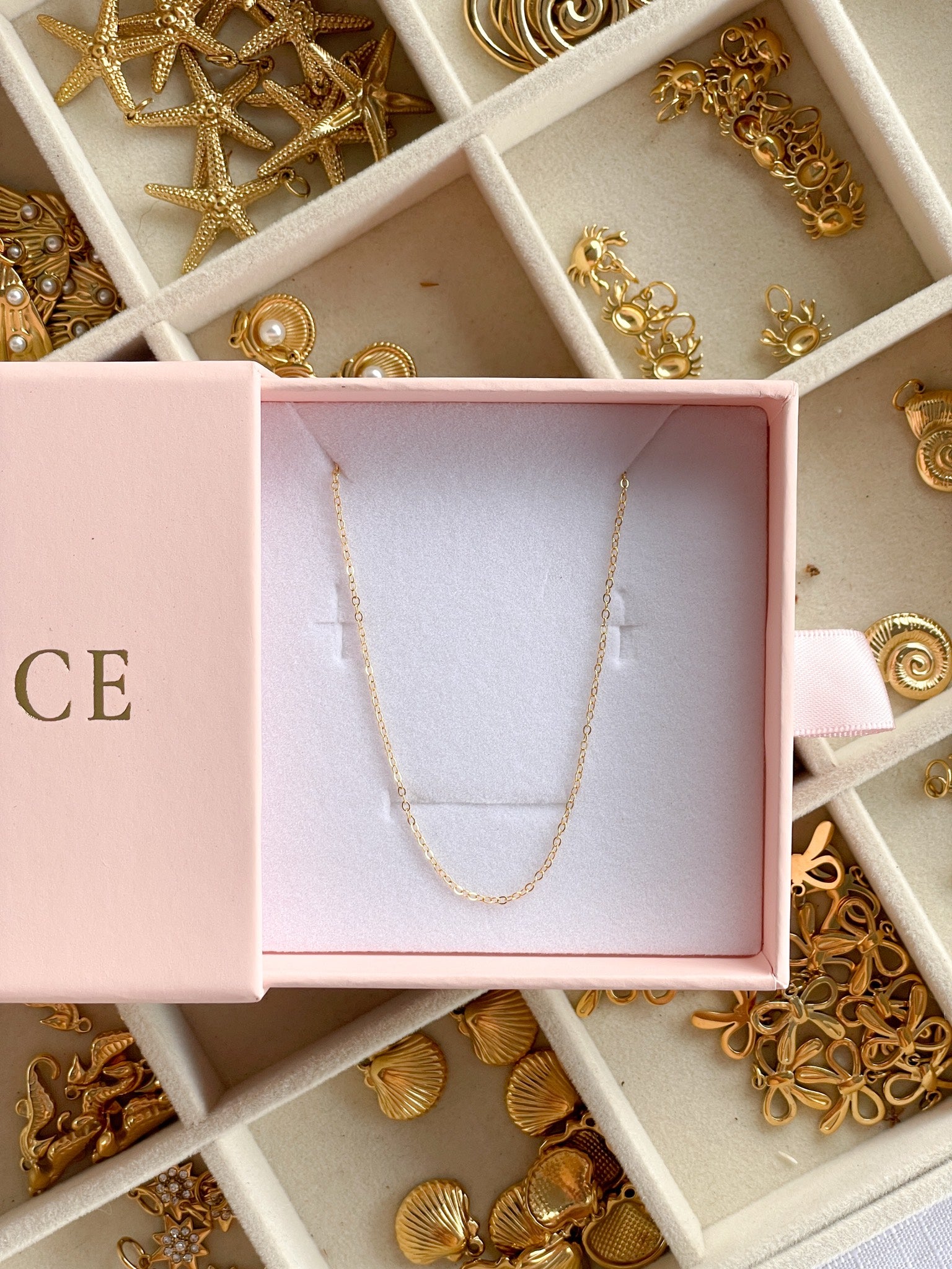 Emma chain necklace in 18k gold, in a Marice gift box