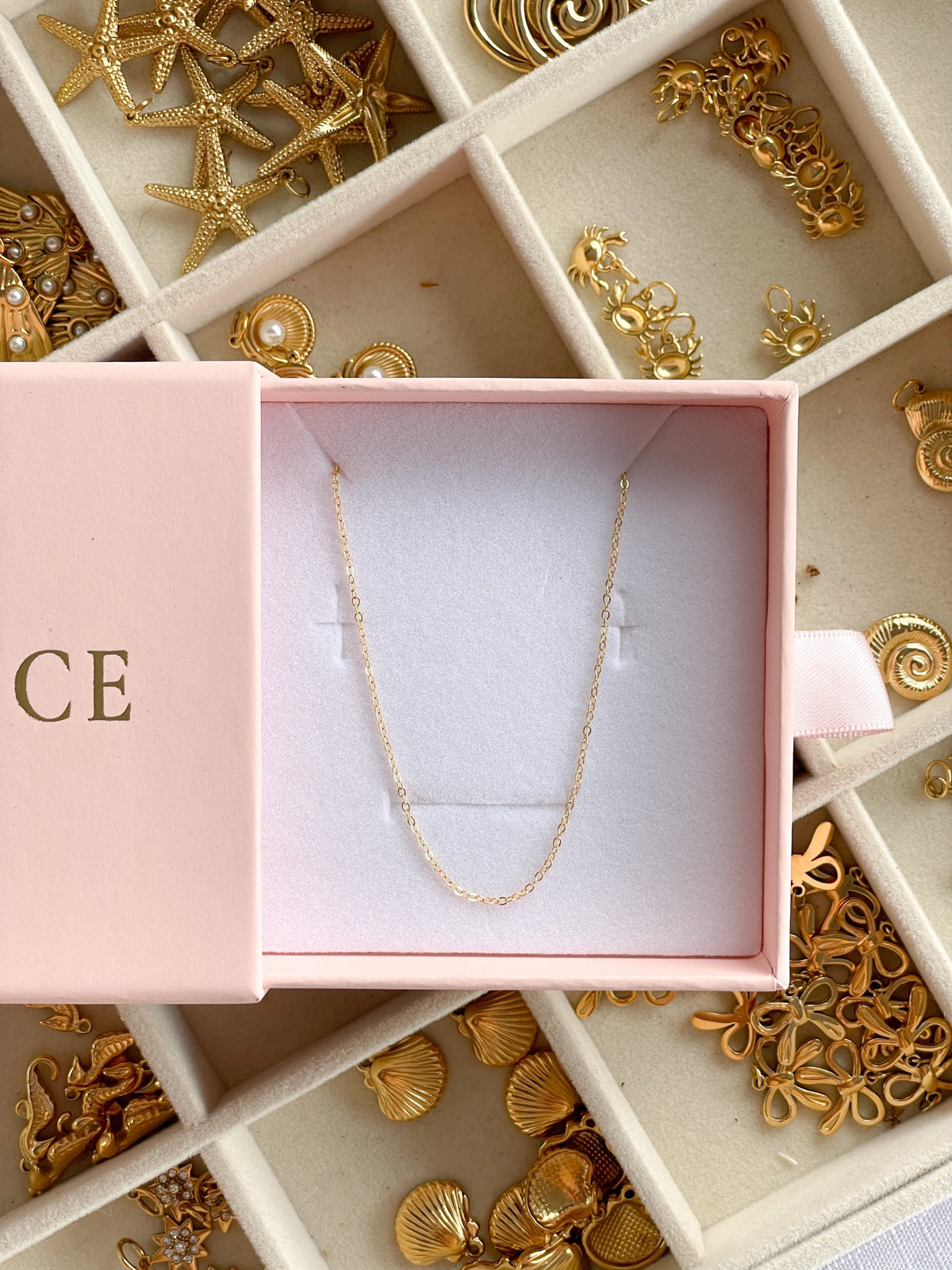 Emma chain necklace in 18k gold, in a Marice gift box